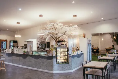 Gimmick Cafe & Restaurant