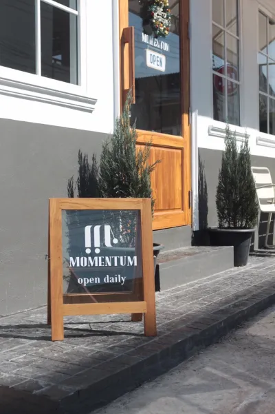 MOMENTUM Cafe