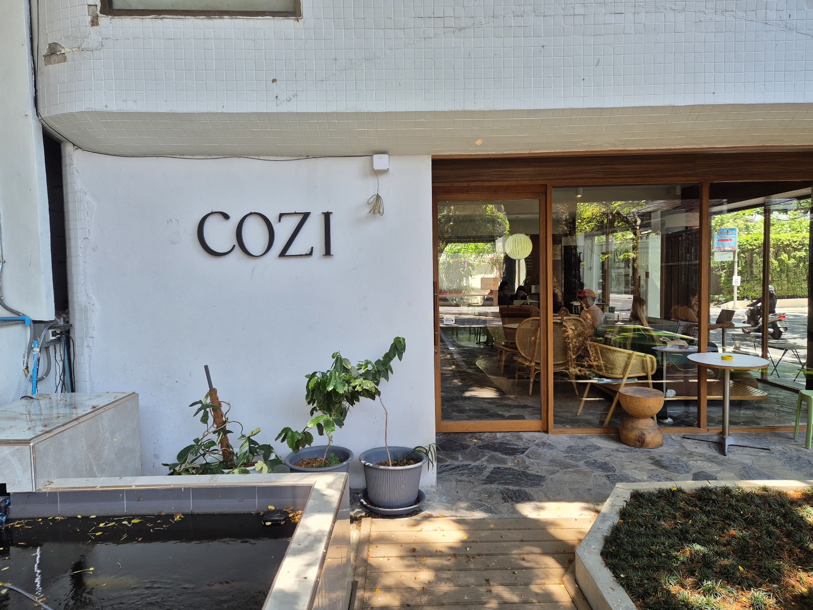 COZI Cafe and Bar