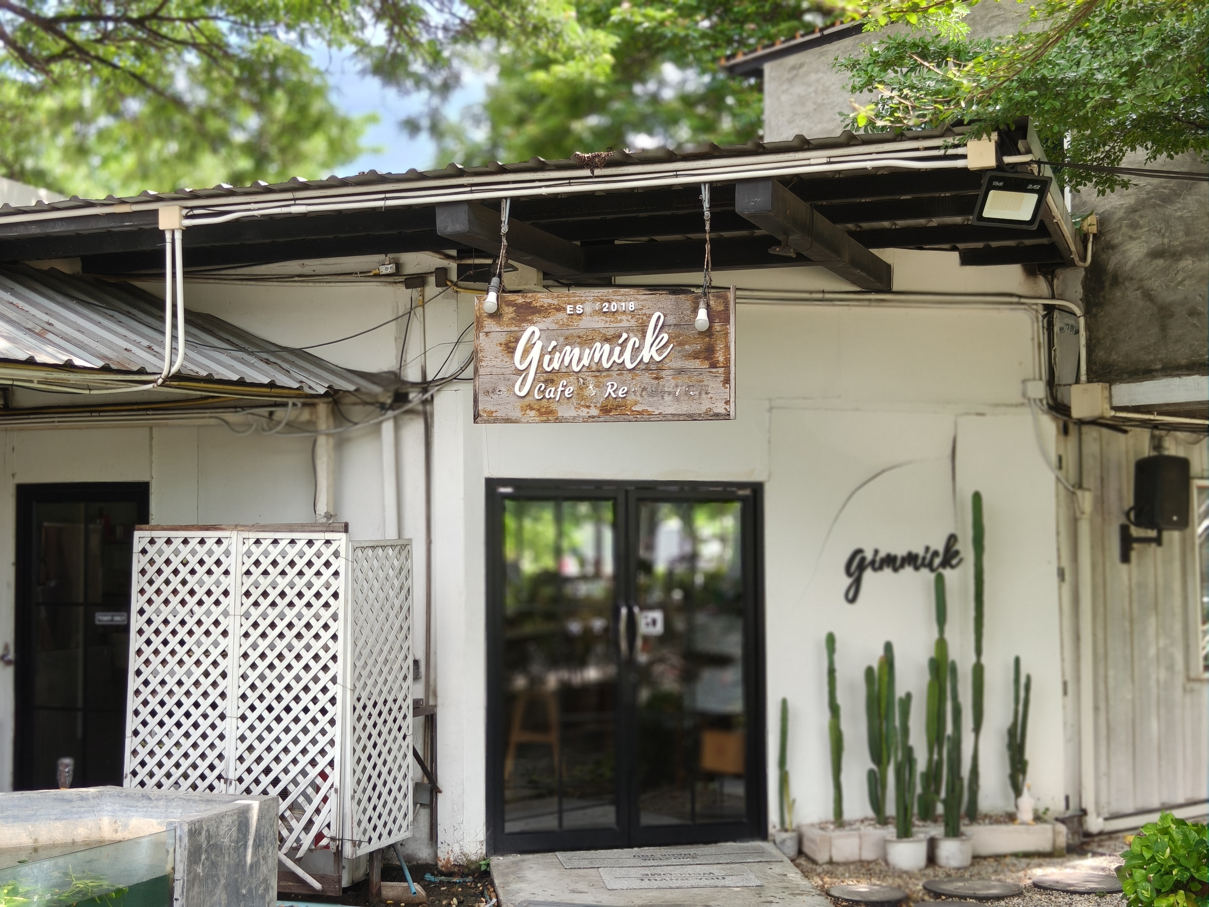 Gimmick Cafe & Restaurant