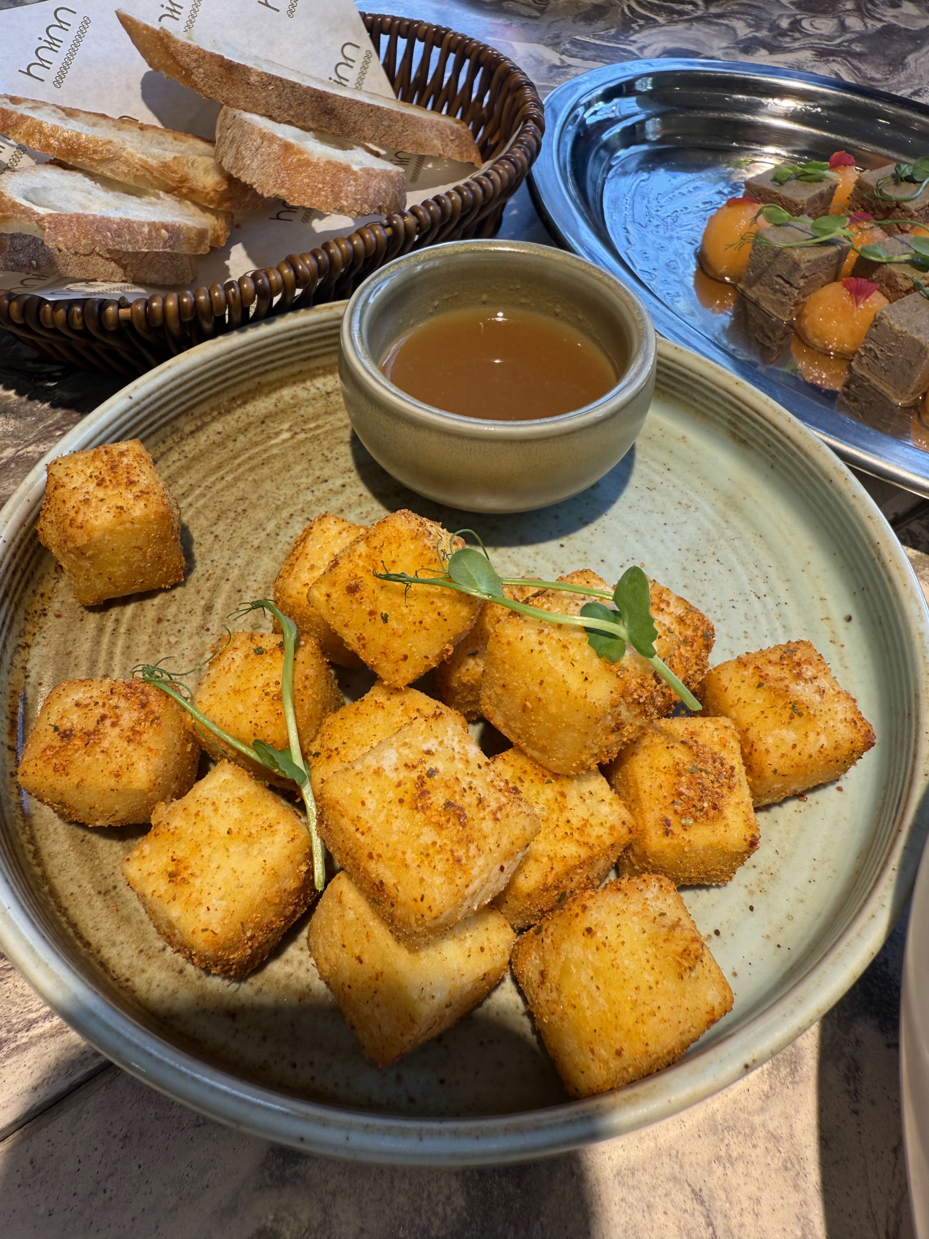 HNINN - CONTEMPORARY BRUNCH & DINING