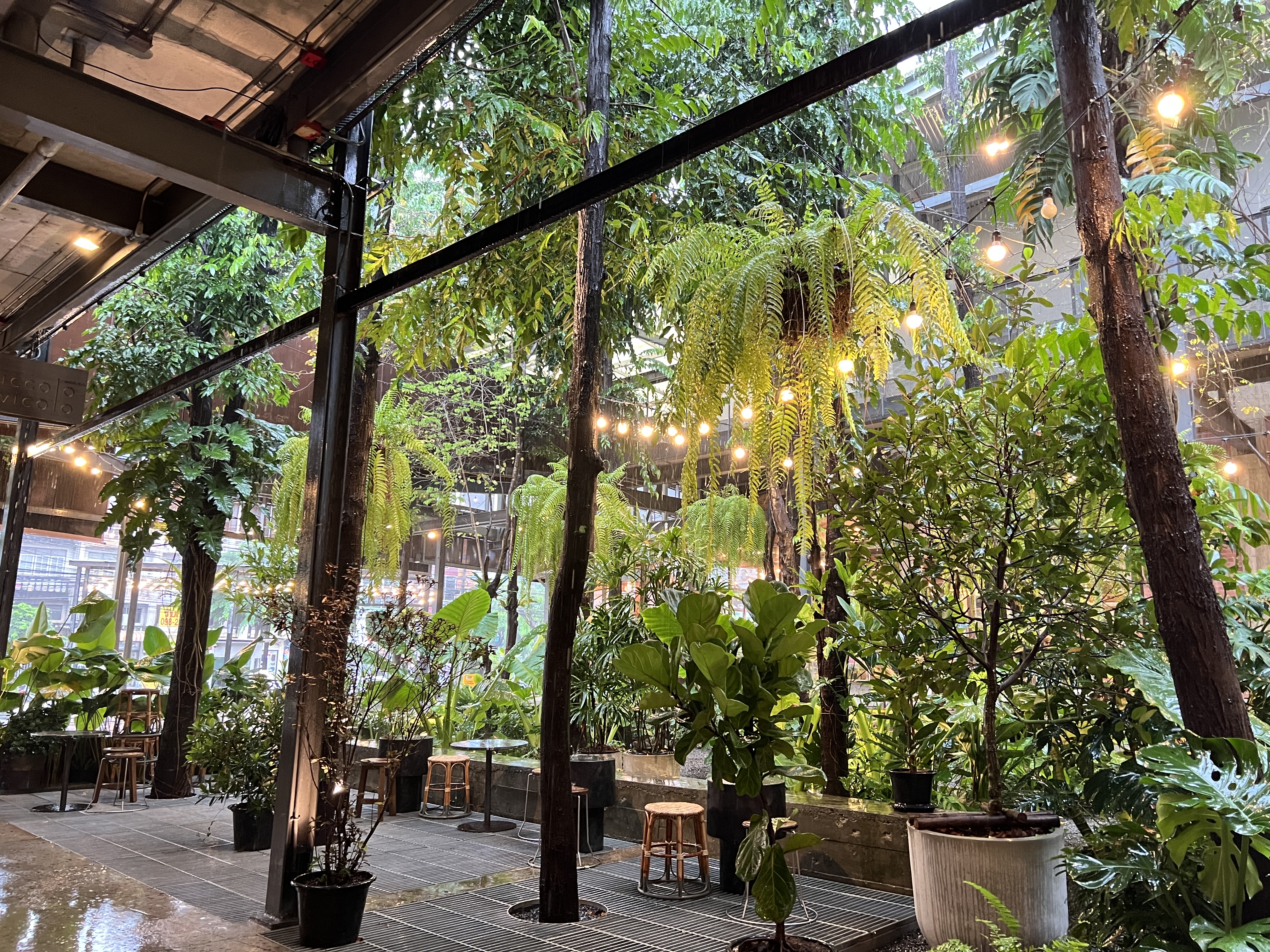 Piccolo Vicolo Café at Dadfa Lasalle