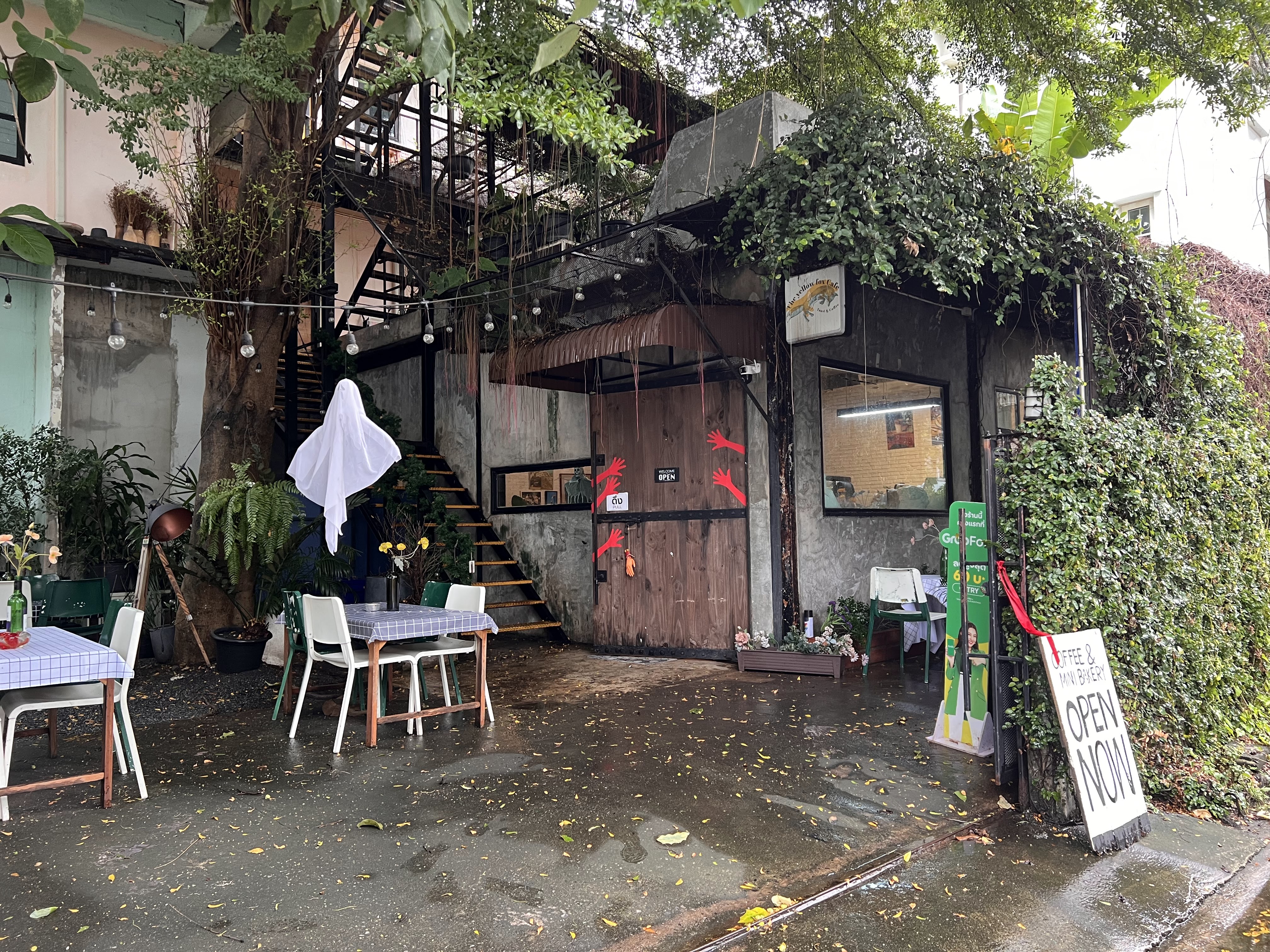 The yellow fox Cafe